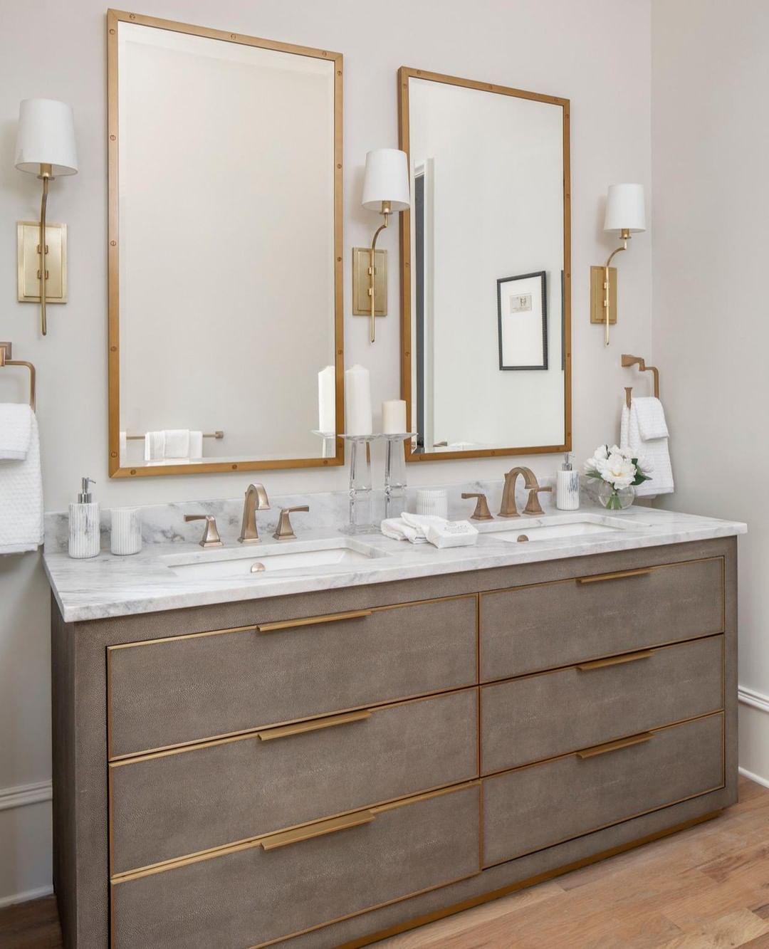 克丽斯塔尔教堂  479美元·RH的Boule de Cristal Single Sconce：由实心黄铜和水晶玻璃制成，设计师Jonathan Browning的雕塑装置证明了他对奢华材料和卓越品