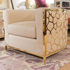 金属包裹的可配置客厅设计独特，足以围绕一个房间。它的灵感外观夸耀定制设计的穿孔金属框架与现代蜂巢图案完成…