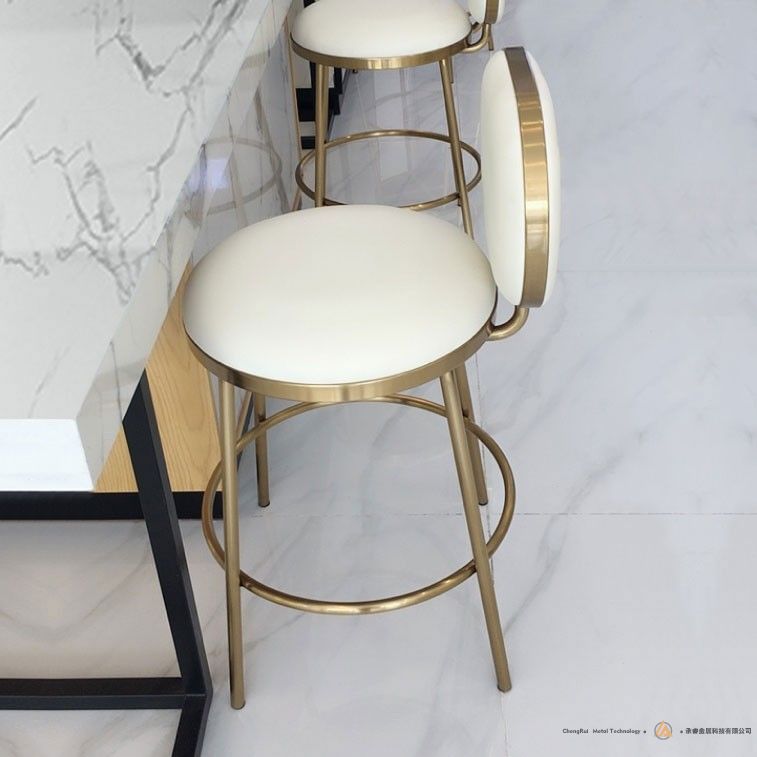 现代柜台高度吧台凳，背面米色人造皮革装饰，金色饰面圆形柜台凳