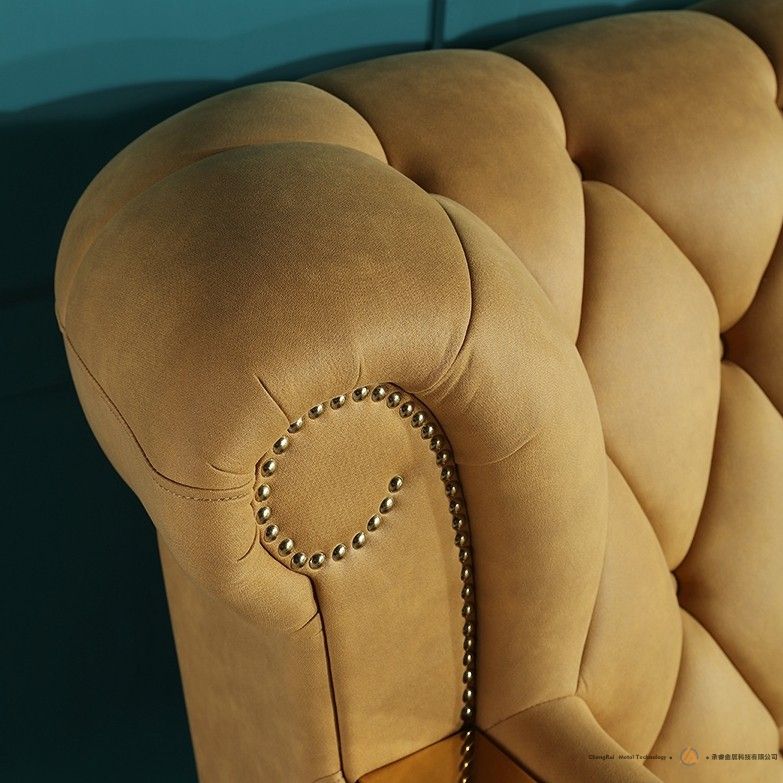 现代黄色软垫切斯特菲尔德沙发高背簇绒沙发3座不锈钢金色