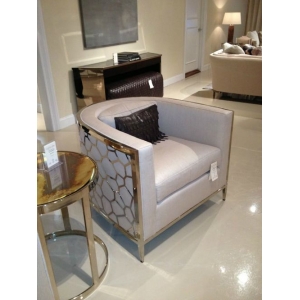 香菜金色弯椅 ·手工制作的椅子。硬木框架包裹着金色金属。微型人字形图案聚酯/粘胶/亚麻混纺内饰。35.5W x 36D x 27.5T。需要轻组件。进口。盒装重量…